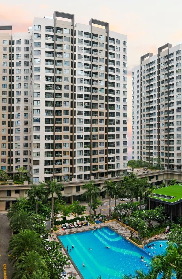 Toàn cảnh tòa tháp và hồ bơi nội khu Akari City