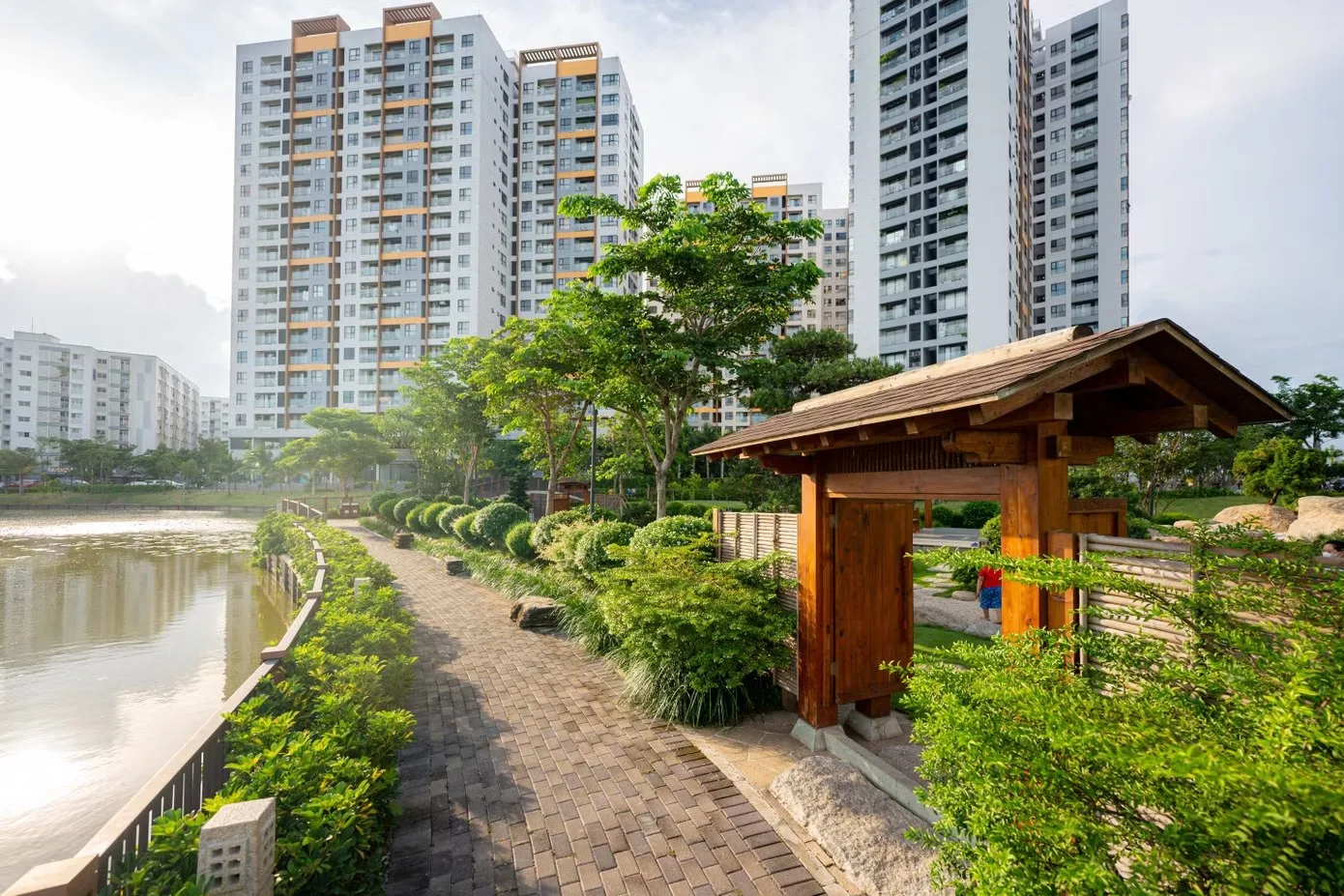 Các tòa căn hộ cao tầng tại khu đô thị Mizuki Park nhìn từ phía hồ cảnh quan