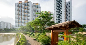 Cảnh quan cây xanh, lối đi bộ ven hồ và cổng gỗ kiểu Nhật tại khu đô thị Mizuki Park