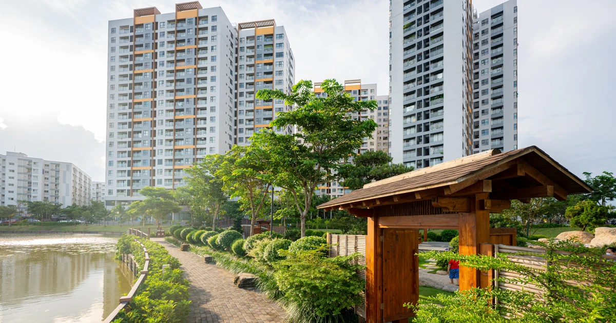 Cảnh quan cây xanh, lối đi bộ ven hồ và cổng gỗ kiểu Nhật tại khu đô thị Mizuki Park
