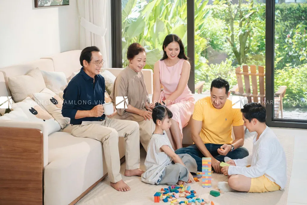 Một gia đình nhiều thế hệ quây quần sinh hoạt tại khu đô thị Izumi City